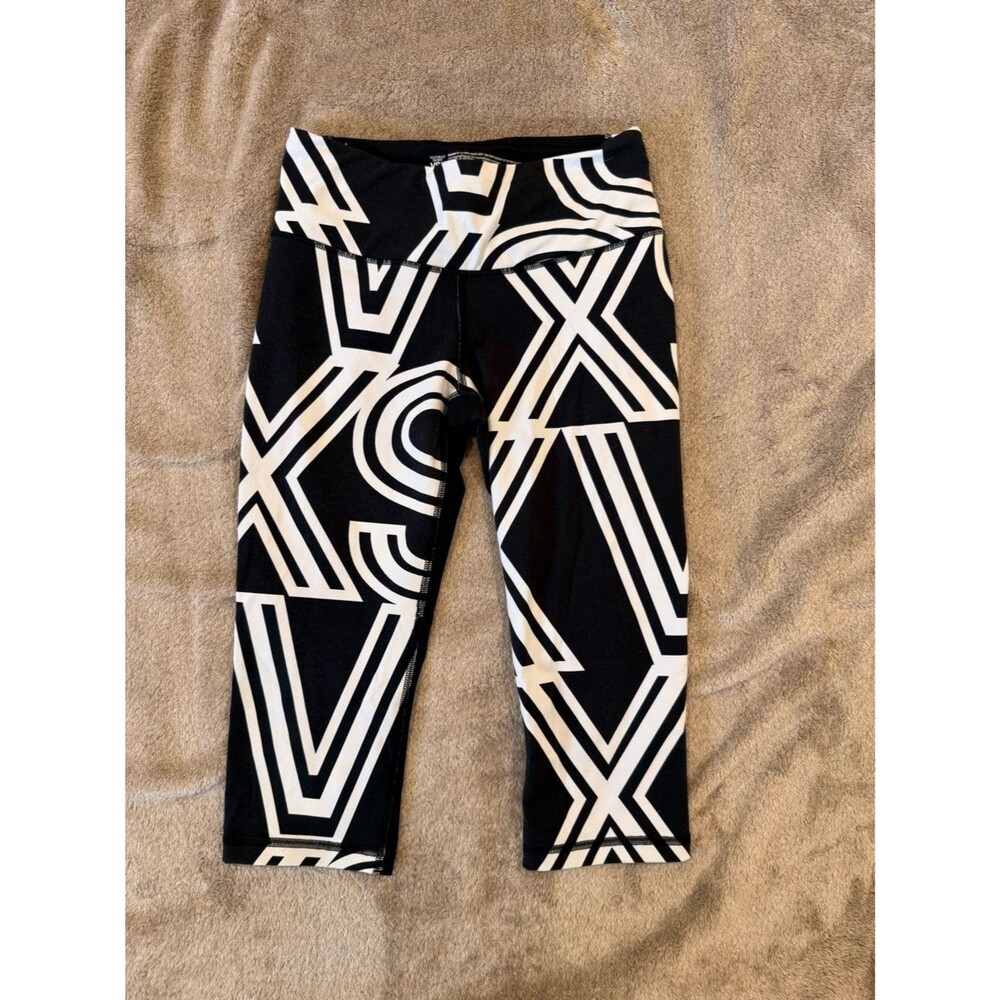 Victoria's Secret Black and White Graphic Capri Leggings, Size Small